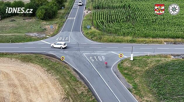 Šoféři ignorovali stopku na křižovatce, někteří ani moc nezpomalili. Natočil je dron