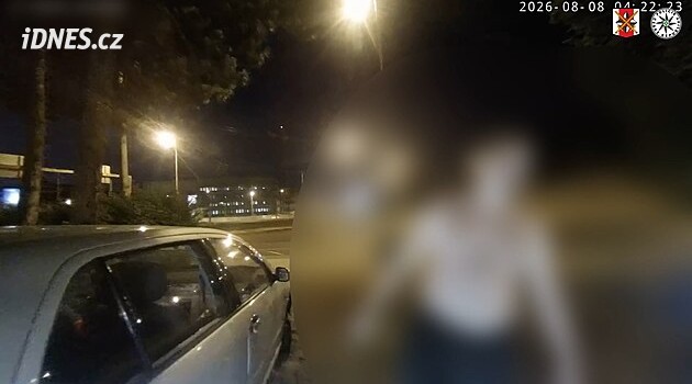 Řidič posilněný alkoholem jel bez pneumatiky, při kontrole napadl policisty