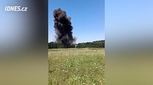 Dělníci našli při bourání mostu trhavinu z války, pyrotechnici ji odpálili. Máme video