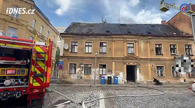 V centru Liberce hořel dům, z okolních budov se evakuovalo 15 lidí