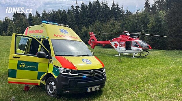 Muž na Frýdecko-Místecku přišel o prsty na ruce na cirkulárce, do nemocnice letěl vrtulníkem