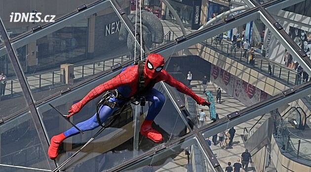 Spider-Man leštil sklo. Překvapil davy v britském obchodním centru