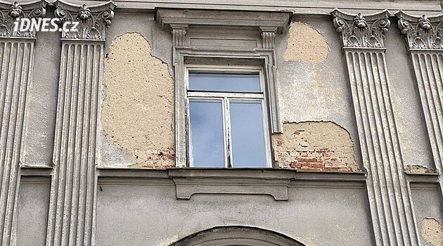 Z chátrajícího paláce v Opavě padá omítka, opravy komplikuje spor města a státu
