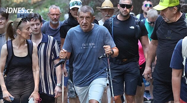 Babiš a dva ministři vyšli na Lysou horu. Náročnější než loni, hodnotil premiér