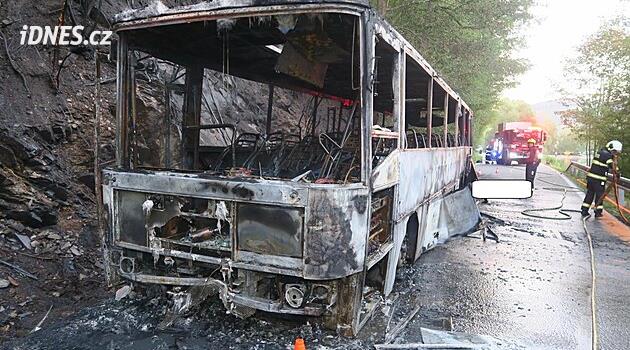 Motorkář zemřel při srážce s autobusem na Českokrumlovsku