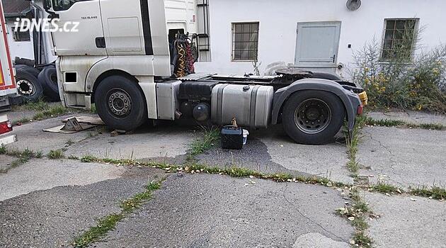 Taková škoda! Zloděj poškodil nádrž, z níž vyteklo 200 litrů nafty. Naplnil jen kanystr