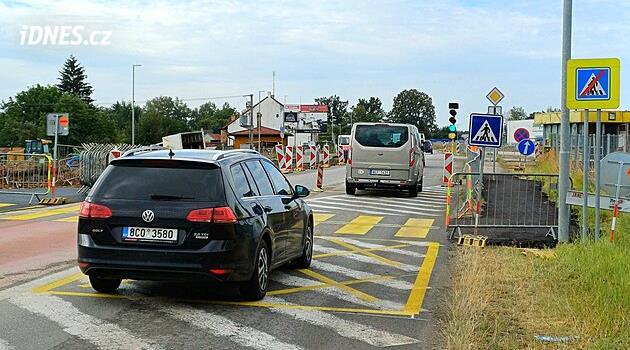 Další komplikace na trase z Budějovic. V Plané u letiště se jezdí kyvadlově