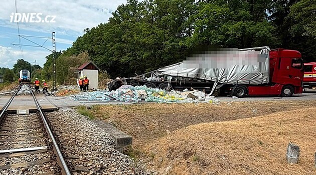 PET lahve létaly vzduchem. Na přejezdu se srazil osobní vlak s kamionem, máme fotky