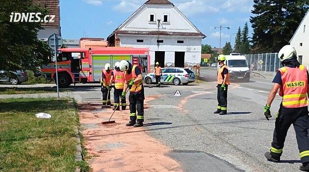 Nebezpečná látka se při převozu rozlila po silnici. Sud byl špatně zajištěný