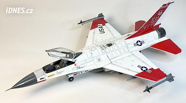 Tato F-16A Block podává svědectví o spolupráci dvou generací modelářů