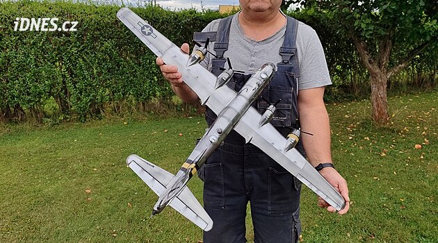 Naleštěná kráska symbolicky zastupuje tichomořské bojiště – Boeing B-29