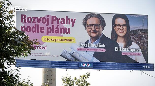 Strany už oslovují voliče na billboardech, na turné či výstupem na Lysou horu
