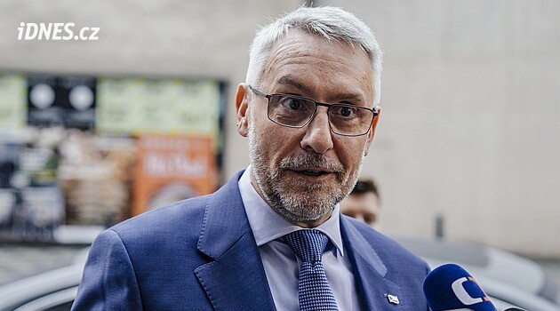 Platy policistů a hasičů vzrostou, slíbil Metnar. Odbory mají výhrady