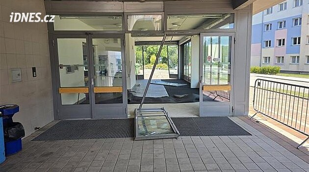 Opilý řidič projel proskleným vestibulem stadionu. Zápas Dynama ale v ohrožení není