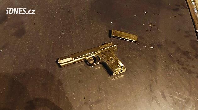 Mladík v Pardubicích vyděsil kolemjdoucí pistolí. Ukázalo se, že je na kuličky