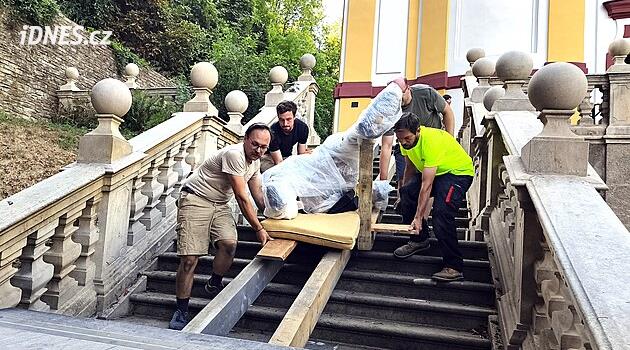 Restaurátoři při převozu soch pracovali s každým centimetrem, po letech se vrátily na Hedeč