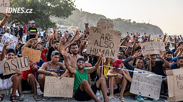 Nelegální migraci i přes událost v Ceutě zvládáme, tvrdí eurokomisař. V plánu je nový krizový rámec