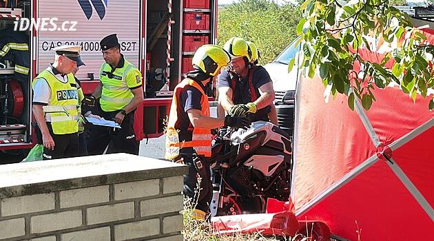 Motocyklista zahynul v pražských Letňanech, střetl se s osobním autem