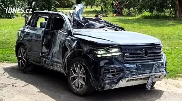 VW Touareg ukázal, že Němci umí stále stavět festovní auta – poradil i s ruskou balistickou raketou!