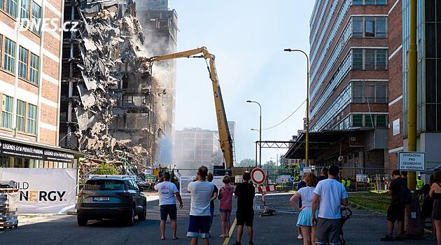 Demolice vyhořelé ruiny ve Zlíně: kus budovy č. 34 se zřítil