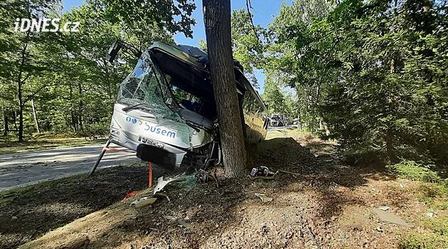 U Třeboně havaroval autobus. Řidiče převážel vrtulník, v nemocnici skončilo i dítě