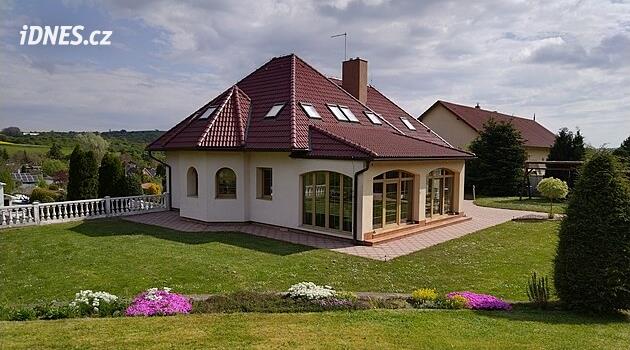 Zpěvák Milan Drobný ukázal domov u Kralup. Co všechno ukrývá jeho soukromý ráj?