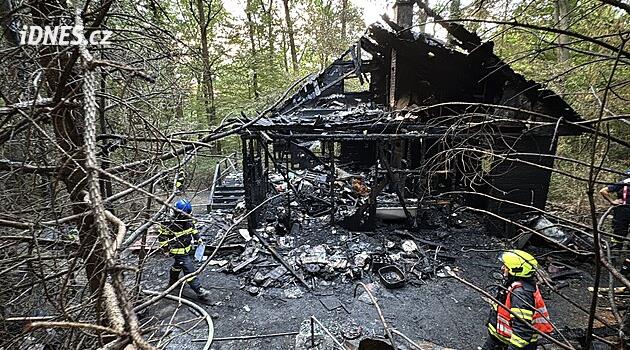 V Dobřichovicích hořela chata. Plameny zničily celou konstrukci domu