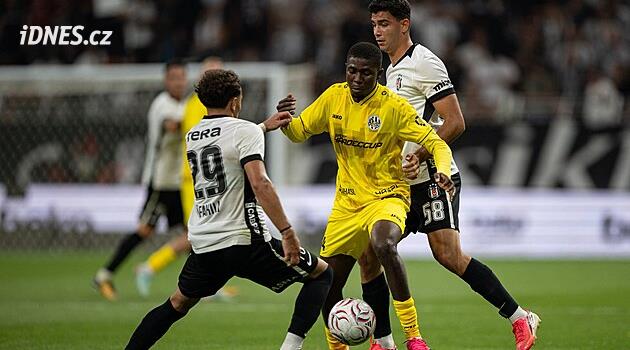 Naděje v rukou Hradce. V národním pořadí české kluby dál ztrácejí, ale zle být nemusí