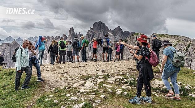 Dolomity praskají ve švech. Turisté čekají ve frontách kvůli jediné fotce
