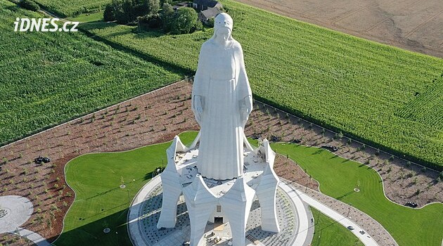 V polské vesnici vyrostla obří Panna Marie. Socha překonala i Krista v Riu