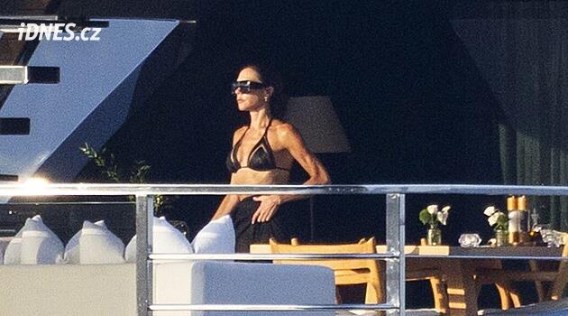 Victoria Beckhamová ukázala svalnaté tělo v bikinách. S rodinou tráví dovolenou na jachtě