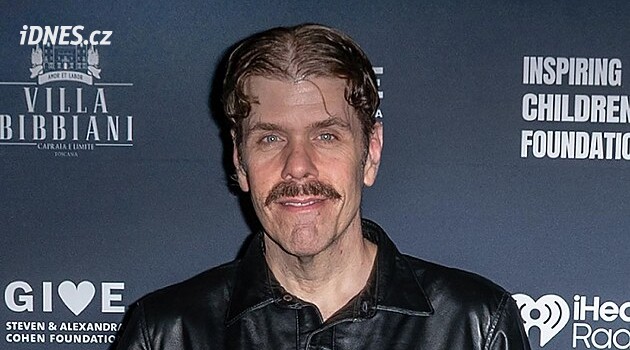 Známý bloger Perez Hilton streamoval sebepoškozování. Utrpěl velkou ztrátu krve
