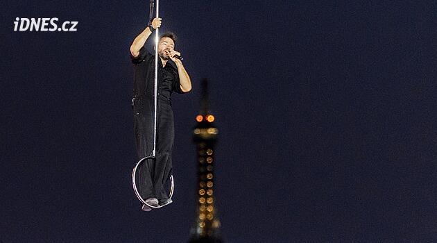 Podívejte se, jak Marek Ztracený zazářil na Letné. Zrušený ohňostroj fanouškům nechyběl