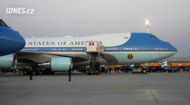 Neobvyklý odchod Trumpa ze summitu NATO. Z Air Force One se ukryl do kontejneru na jídlo