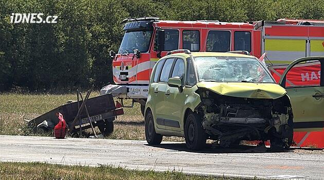 Přívěs mohl auto rozhodit ze silnice. U Záryb pak vůz narazil do stromu, řidič zemřel