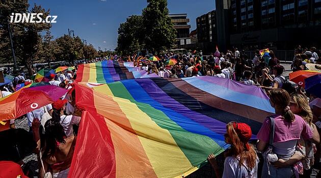 Palestinské vlajky i odkaz na Macinku. Podívejte se na nejlepší fotky z Prague Pride