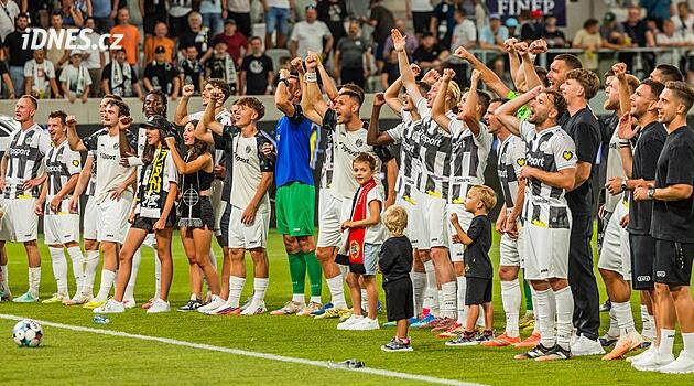 Do Hradce míří fanoušci Besiktase, řidiči musí v rozkopaném městě počítat s kolonami