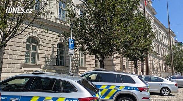 Zásah policie na Ústavním soudu. Budovu evakuovala kvůli nálezu munice