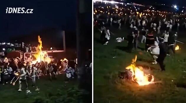 Festival pochodní v Číně se proměnil v boj o život. Tmou pobíhali hořící lidé