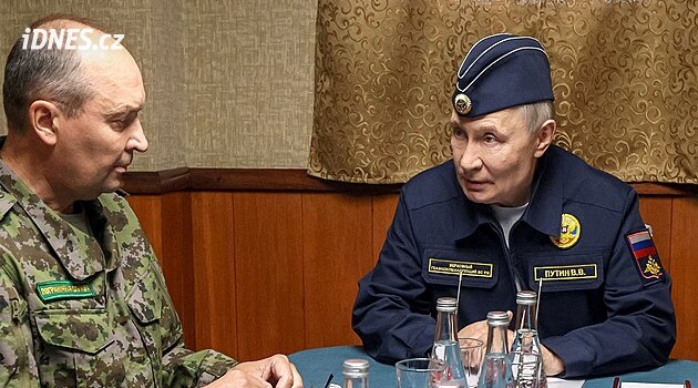 OBRAZEM: Putin mění oblek za uniformu. Co tím sleduje?