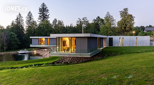 Architektonický unikát v Beskydech. Dům má tvar hvězdy a pod obývákem mu teče potok