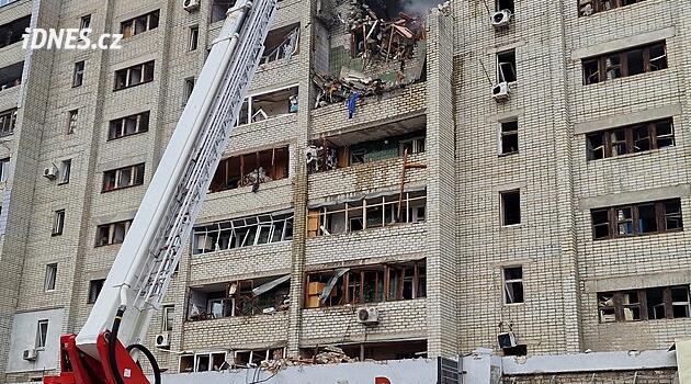 Při ruském úderu na Charkov zemřeli dva lidé, útok drony v Belgorodu zranil 13 lidí