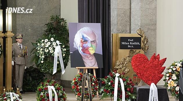 ONLINE pohřeb Milana Knížáka: Lidé se rozloučili se zesnulým umělcem. Smutečními řečníky Klempíř a Klaus