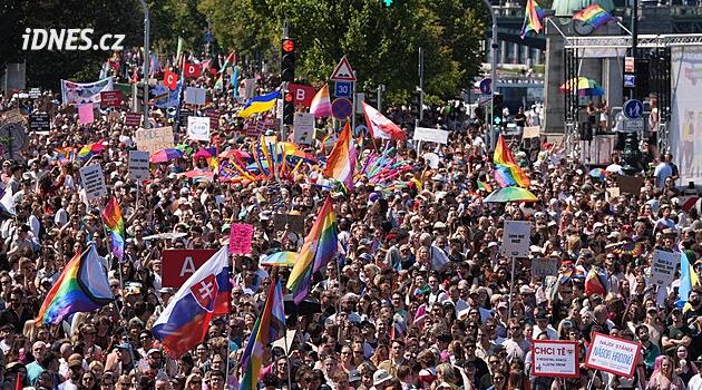 Prague Pride 2026: Duhový průvod dorazil na Štvanici, zastavil magistrálu. Bojte se Boha, kázali odpůrci