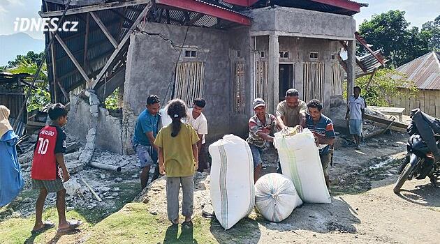 Zemětřesení v Indonésii zabilo nejméně dvacet lidí, úřady varovaly i před tsunami