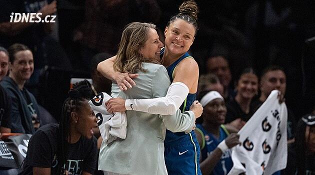 Joklová má play off v WNBA jisté, slavila rekordní výkon spoluhráčky McBrideové