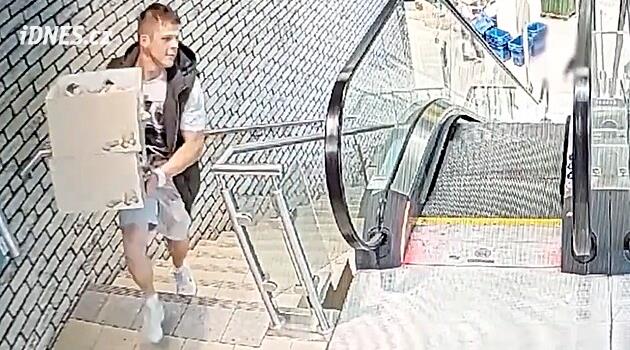 Velká oříšková krádež. Muž v Praze odcizil 130 balení ořechů, policisté po něm pátrají