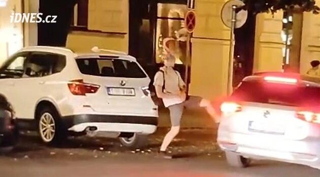 Příslušník bezpečnostních sborů rozbíjel v Praze auta. GIBS hledá svědky
