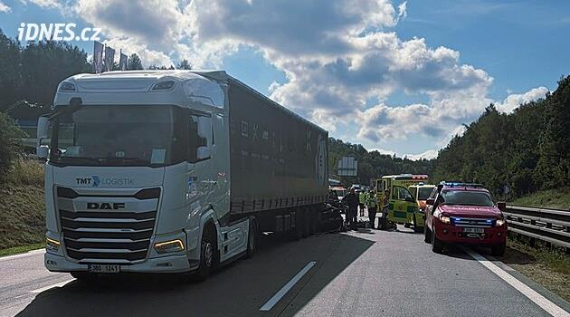 Hromadná nehoda na dvě hodiny uzavřela dálnici D1. Zranili se čtyři lidé, zasahoval také vrtulník