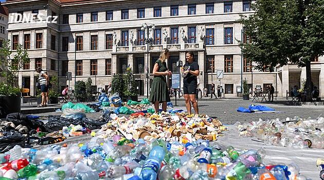 Mrtvá kachna, PETky i trdelníky. Magistrát upozornil na přetékající koše v centru